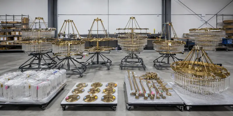 Large hotel chandelier divided into modules for transport and installation Large hotel chandelier divided into modules for transport and installation